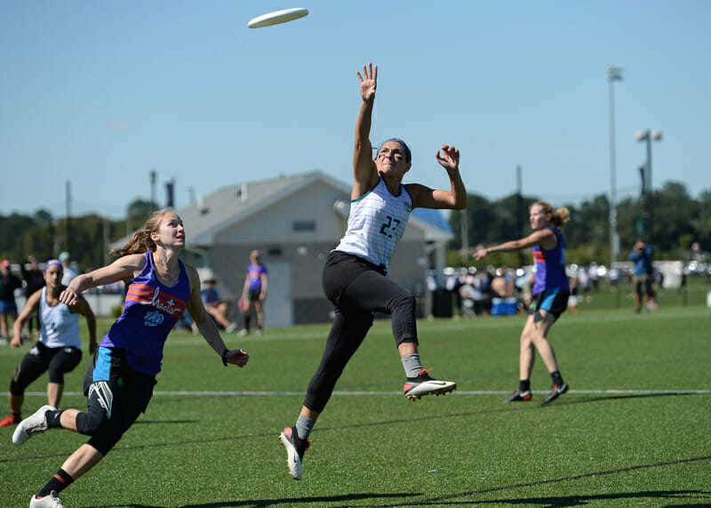 AMP’s Natalie Bova has eyes on the disc at all times. Photo: Kevin Leclaire — UltiPhotos.com