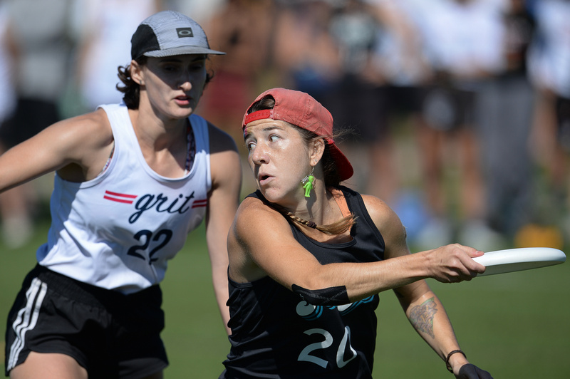 Pittsburgh Parcha’s Charlotte Koerner gets the disc past Grit’s defender. Photo: Kevin Leclaire — UltiPhotos.com