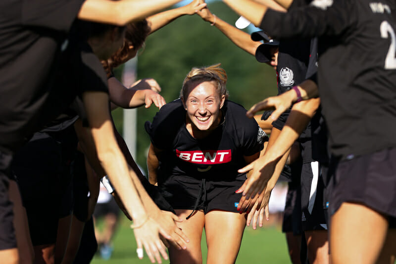 New York BENT forms a path to get their starting line out on the field at 2021 New England Club Women's Regionals. Photo: Alec Zabrecky — UltiPhotos.com