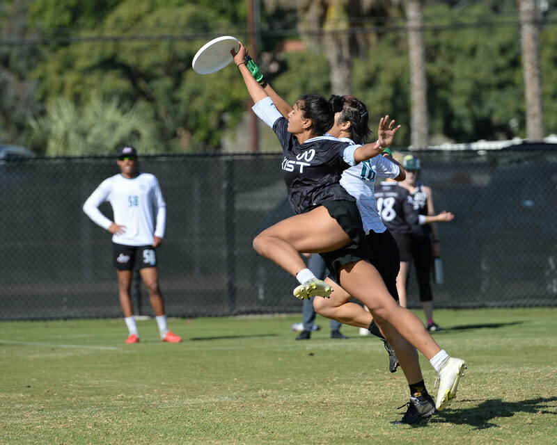 Genny De Jesus of New York XIST make an acrobatic catch in pool play at the 2021 Club Championships. Photo: Kevin Leclaire -- UltiPhotos.com