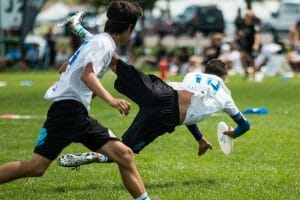 Chackgarin Brown (right) with DiscNW Bonzai in the U-16 boys' final of the 2016 Youth Club Championships. Photo: Daniel Thai -- UltiPhotos.com