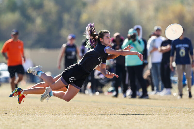 Washington's Abby Hecko in the 2021 College Championships quarterfinals. Photo: Paul Rutherford -- UltiPhotoso.com