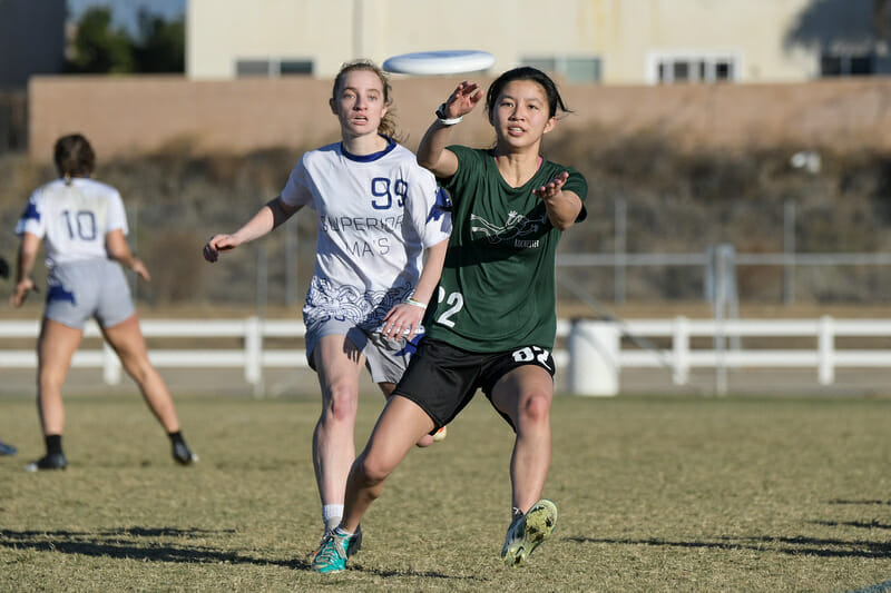 Michigan Tech's Emma Elliot (left) at the 2021 D-III College Championships. Photo: Isaac Wasserman -- UltiPhotos.com