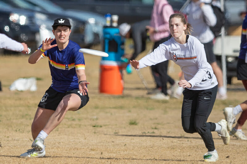 Tufts and Texas at the 2022 Stanford Invite. Photo: Rodney Chen -- UltiPhotos.com