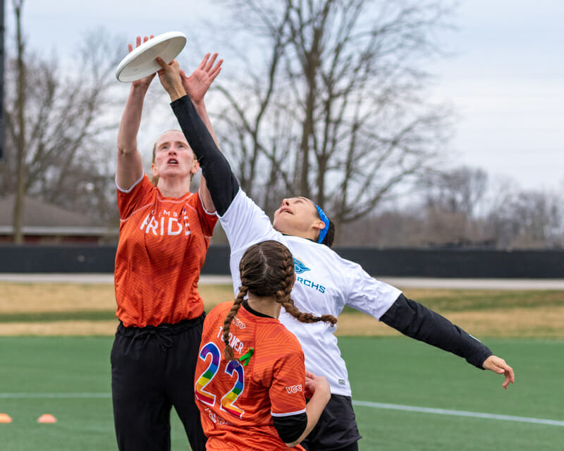 Milwaukee's Kaitlynne Roling catches a disc between two Columbus defenders at their Week 1 Premier Ultimate League game.