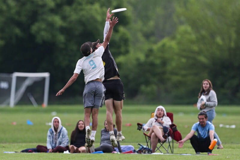 Minnesota skying above Vermont in the prequarters of the 2022 D-I College Championships. Photo: Paul Rutherford -- UltiPhotos.com