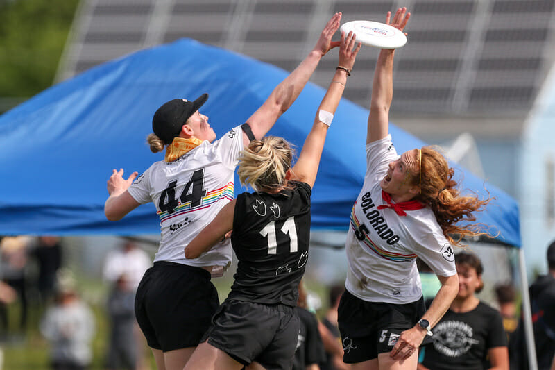 Stacy Gaskill and Rachel Wilmoth of Colorado vie with Vermont's Kennedy McCarthy in the quarterfinals. Photo: Paul Rutherford -- UltiPhotos.com