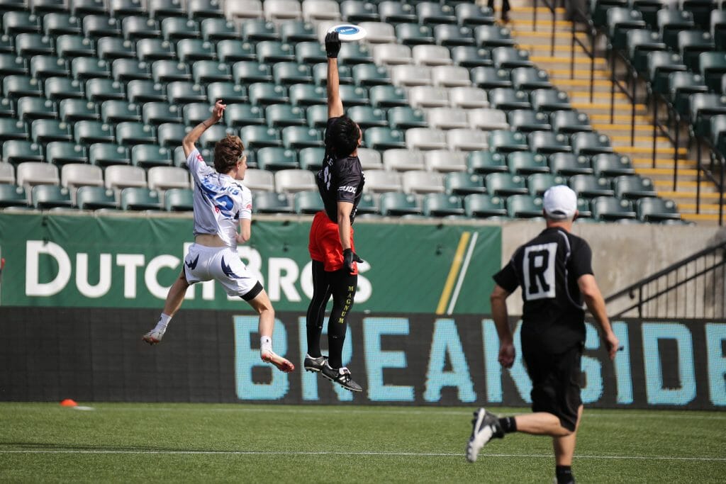 Nitro's Daniel Lee elevates for a catch during a 2022 regular season match against the Seattle Cascades. 