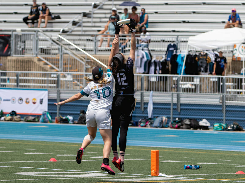 Onyx's Aly Steinfeld goes up for a high catch in the third place game of the Western Ultimate League 2022 Championship Weekend.