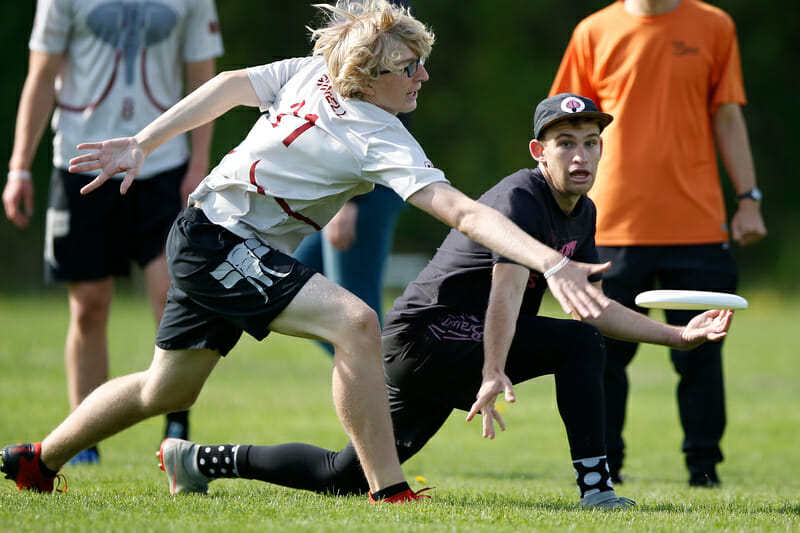 Claremont throws past Grinnell in pool play at the 2022 D-III College Championships. Photo: William 'Brody' Brotman -- UltiPhotos.com