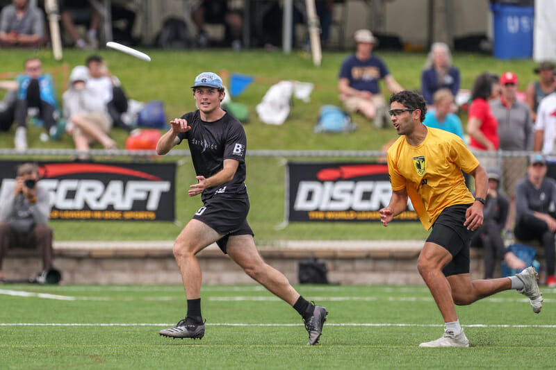 UNC's Ben Dameron sets up for a clap catch in a semifinal of the 2022 D-I College Championships.