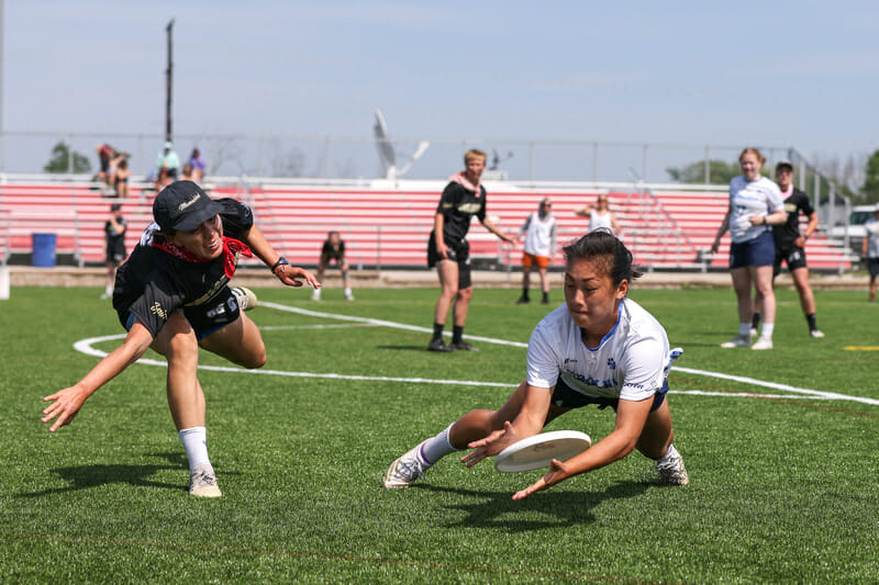 UNC's Grace Conerly gets down for the catch in the 2022 D-I College Championships final.