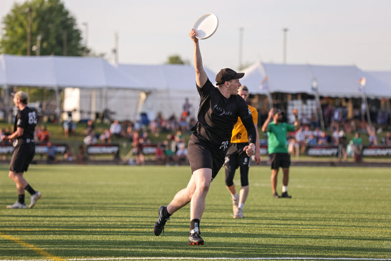 UNC's Tommy Williams holds up the title winning score in the 2022 D-I College Championships final.