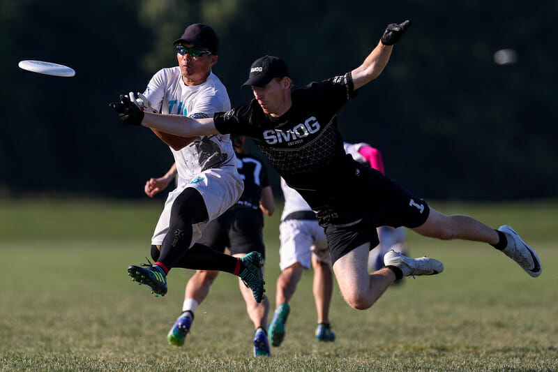 Japan's IKU and England's SMOG will both be back in action at WUCC 2022. Photo: Paul Rutherford -- UltiPhotos.com