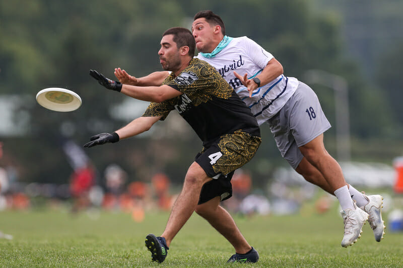 Charrúa (URY) and Hybrid (USA) vie for a disc on Sunday at WUCC 2022. Photo: Paul Rutherford -- UltiPhotos.com