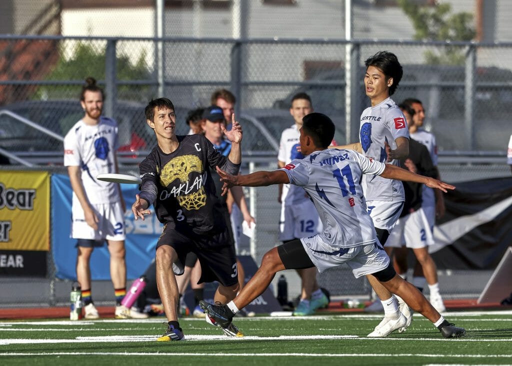 Oakland Spiders' Justin Norden releases a forehand during a 2022 regular season AUDL matchup against Seattle. 