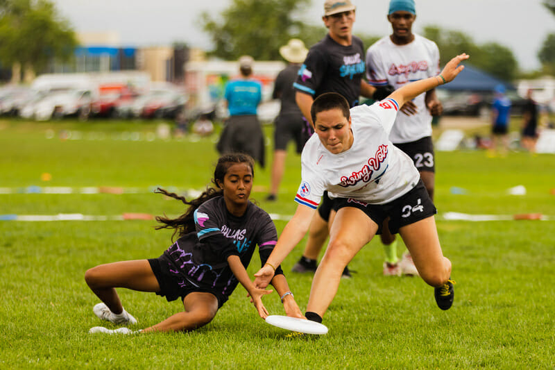 A Dallas Skyline player makes the catch against Washington DC Swing Vote at the 2022 Youth Club Championships. Photo: Natalie Bigman-Pimentel -- UltiPhotos.com