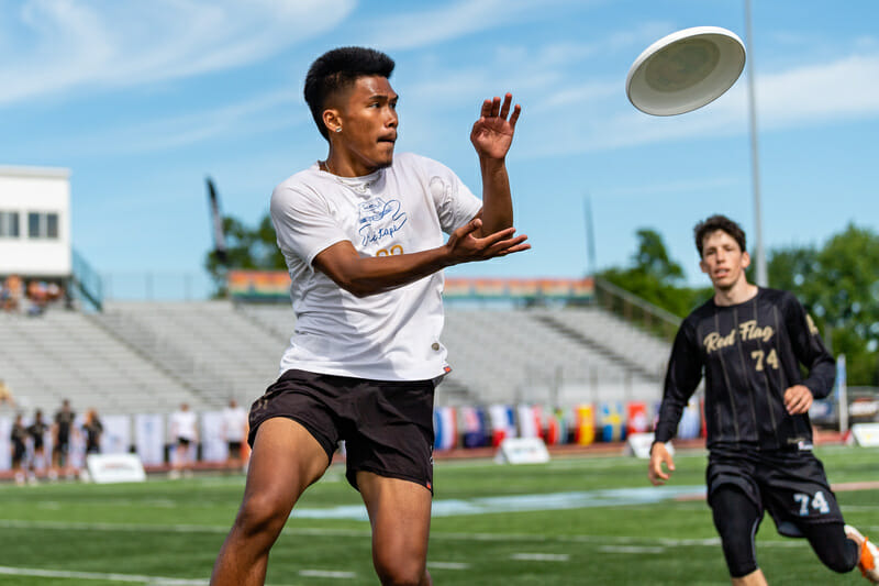 Marc Muñoz came up huge for Mixtape in the WUCC final, terrorizing Red Flag handlers Peter Yu and Sam Creed. Photo: Sam Hotaling -- UltiPhotos.com