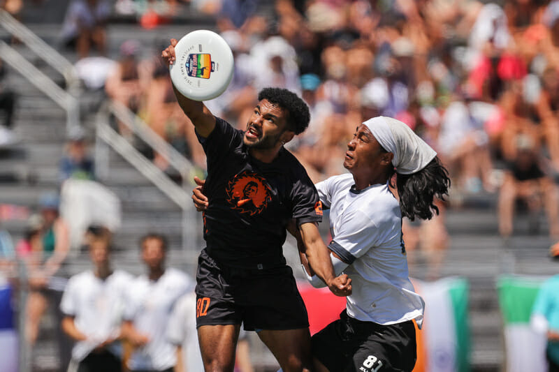 Ring of Fire's Alex Davis and New York PoNY's Antoine Davis in the WUCC 2022 final. Photo: Paul Rutherford -- UltiPhotos.com