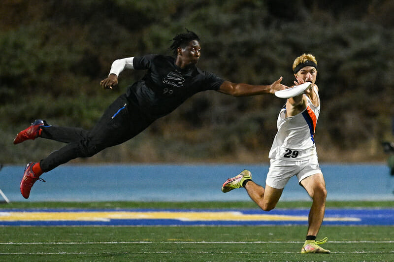 Khalif El-Salaam makes a chest-high layout block to get the disc for Mixtape. Photo: Kevin Leclaire - Ultiphotos.com