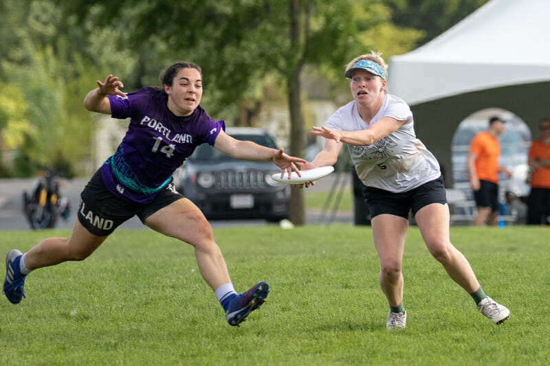 Women's Ultimate Frisbee - Go Ravens