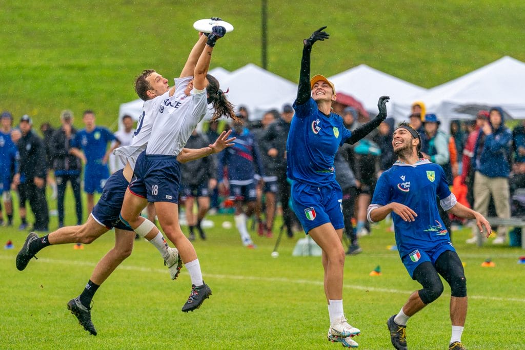 Bornot brings down a catch in traffic in the EUC ultimate frisbee final. Photo by Oliver Hülshorst for EUF.