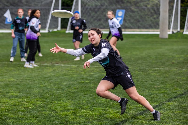 Carleton Syzygy's Naomi Fina reaches for the ultimate frisbee disc at the 2023 Queen City Tune Up. Photo: Katie Cooper - UltiPhotos.com
