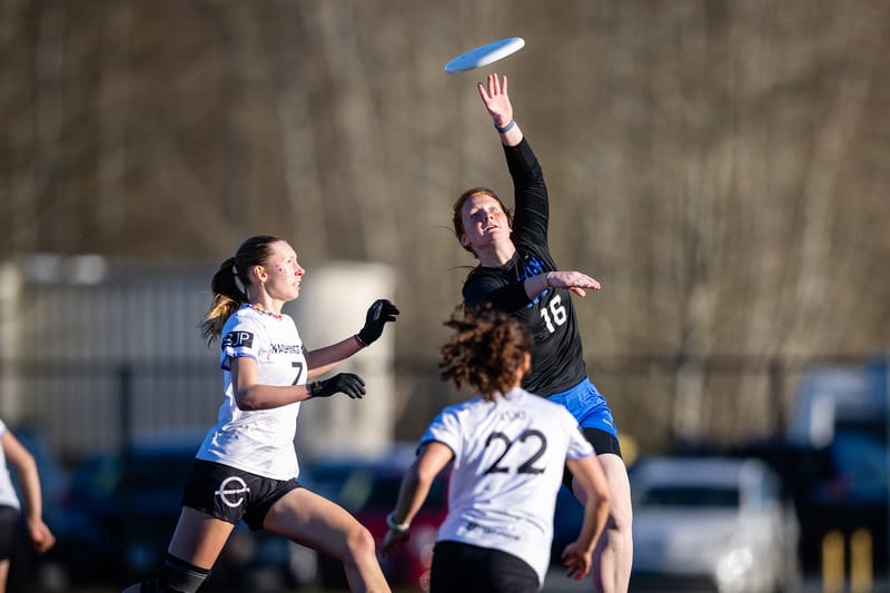 BYU's Nicole Merrill gets up over a crowd at the 2024 Northwest Challenge. Photo: Sam Hotaling - UltiPhotos.com