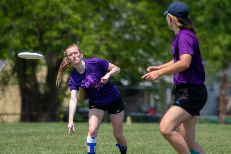 Williams' Skylar Yarter throws to Joanie Cha at the 2023 Women's D-III College Ultimate Frisbee Championships. Photo: Kevin Wayner - UltiPhotos.com