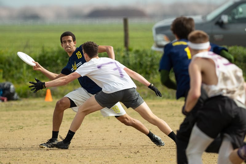 Carleton CUT's Stanley Birdsong readies a flick while eyeing the lane at the 2019 Stanford Invite. Photo: Rodney Chen - UltiPhotos