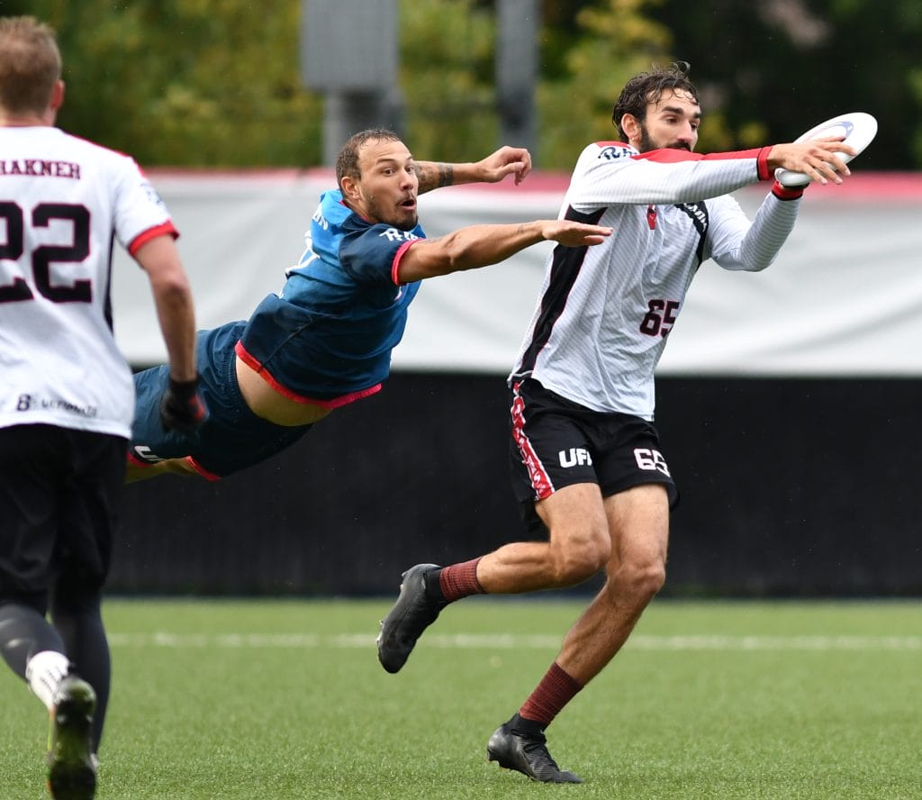 Los Angeles' Nicholas Dubar makes the catch past a bidding Oregon defender during week 9 of the 2025 UFA regular season. Photo: Tay Balkom - Ultimate Frisbee Association