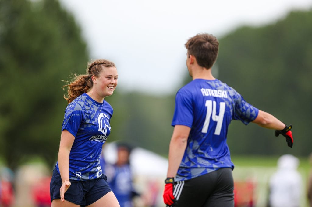 Hillsdale teammates Nick Rutkoski and Ineka Pastermack share a high-five at the 2025 D-III College Championships. Photo: Emma Ottosen - UltiPhotos.com